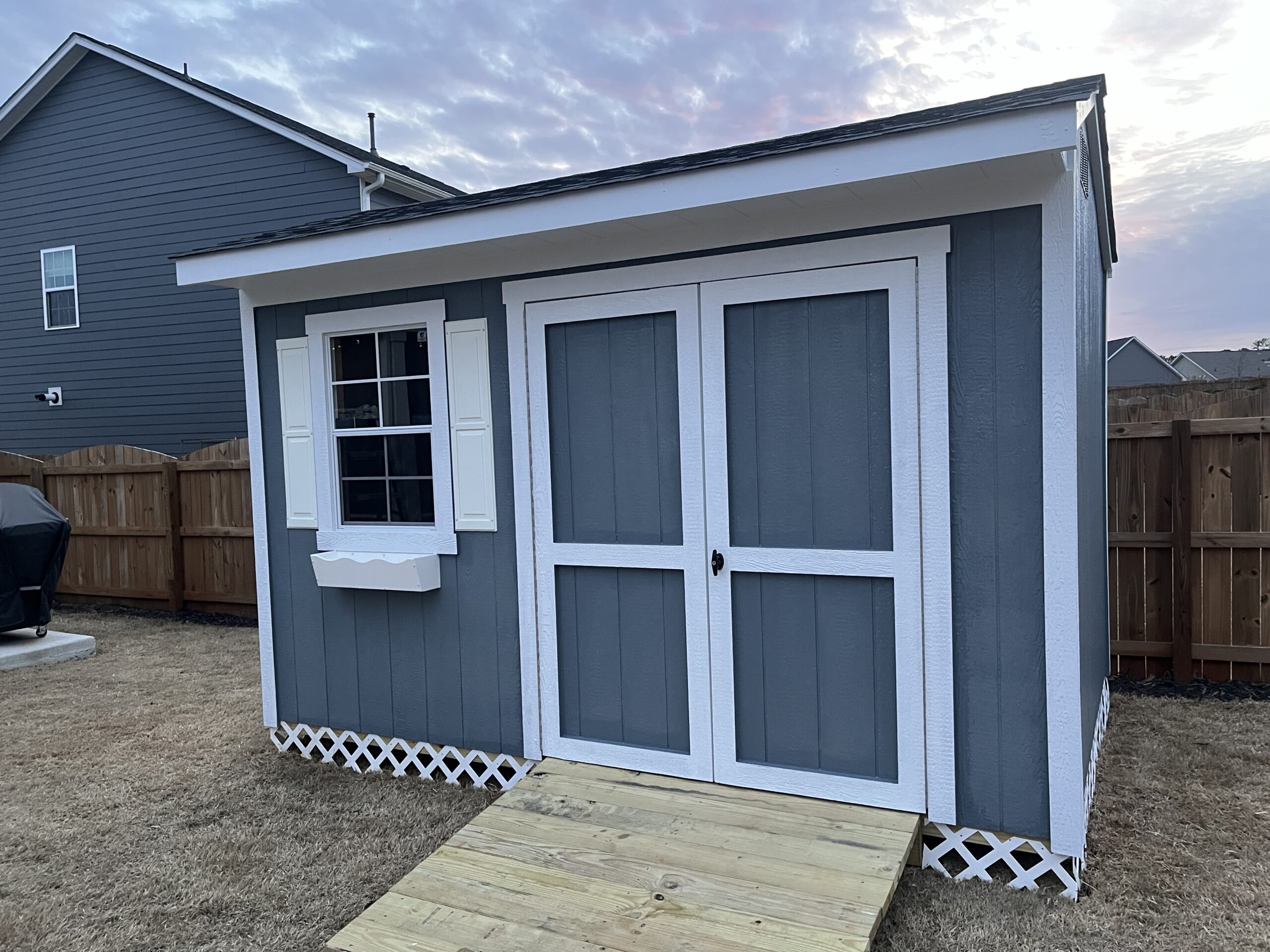 Blue Tackroom shed with lattice